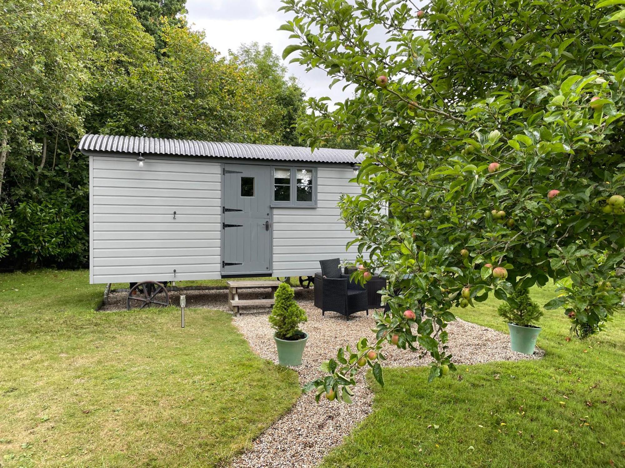 Greatwood Shepherds Hut Баттл Экстерьер фото