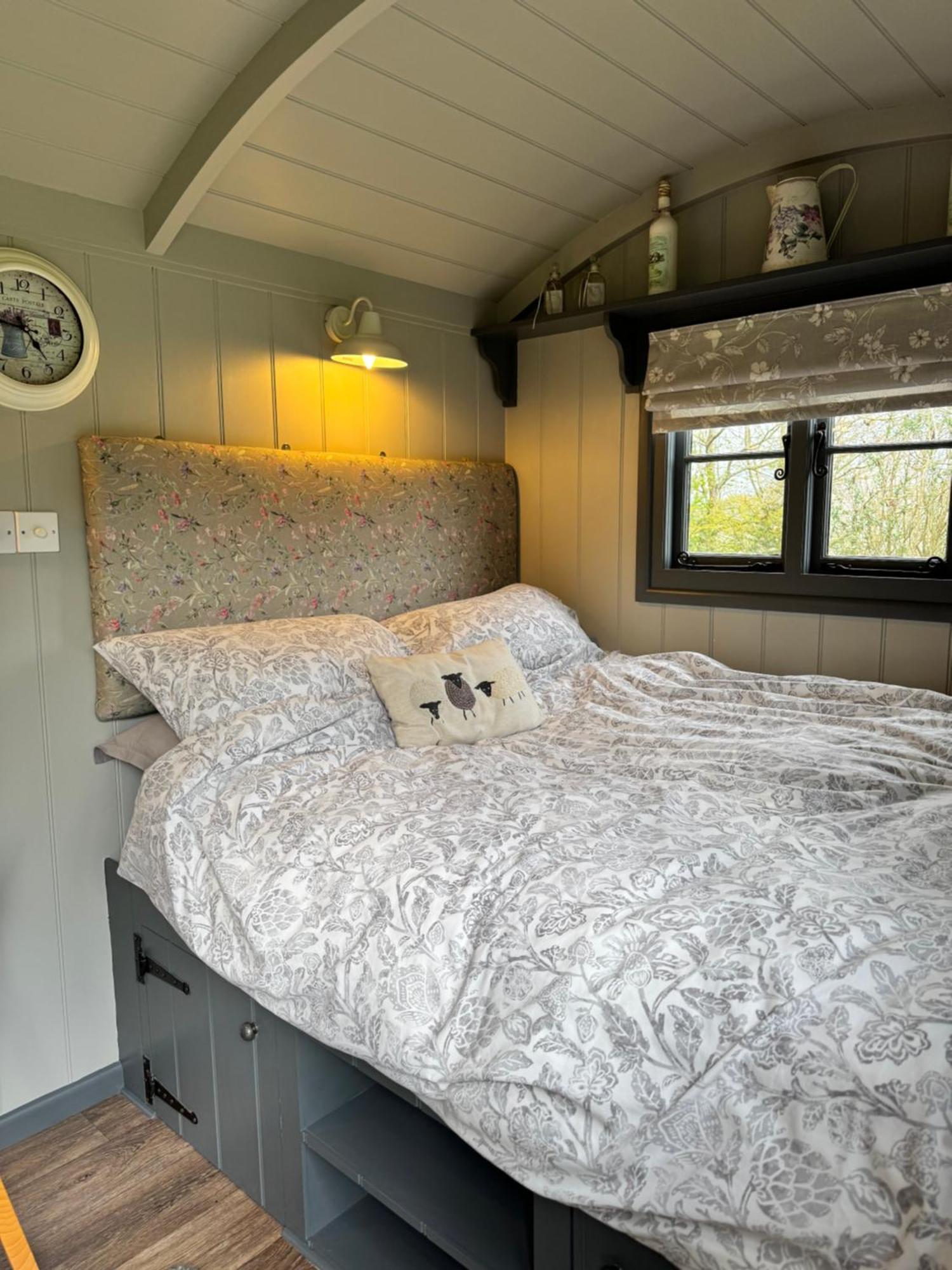 Greatwood Shepherds Hut Баттл Экстерьер фото